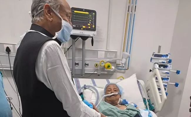 Rajasthan CM Ashok Gehlot Met BJP MLA Who Were Ill - Sakshi