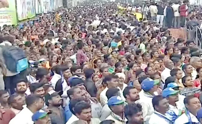 YSRCP Samajika Sadhikara Bus Yatra At Pendurthi - Sakshi