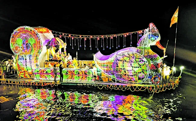 Annavaram Satyanarayana Swamy Theppotsavam - Sakshi