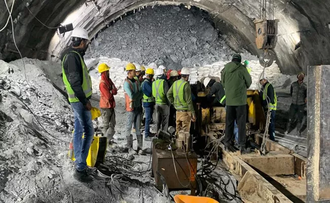 Uttarkashi tunnel collapse: Drilling snag delays rescue of 41 men stuck in Indian tunnel - Sakshi