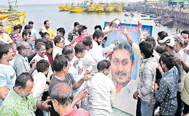 Visakha Fishermen Palabhishekam To Cm Ys Jagan - Sakshi