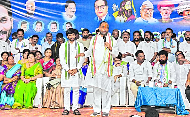 YSRCP Leaders Samajika Sadhikara Bus Yatra in Pendurthi Constituency - Sakshi