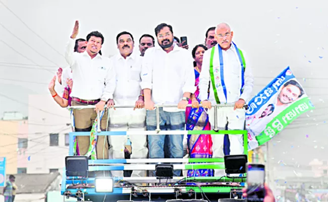 YSRCP Leaders Samajika Sadhikara Bus Yatra in Kakinada - Sakshi