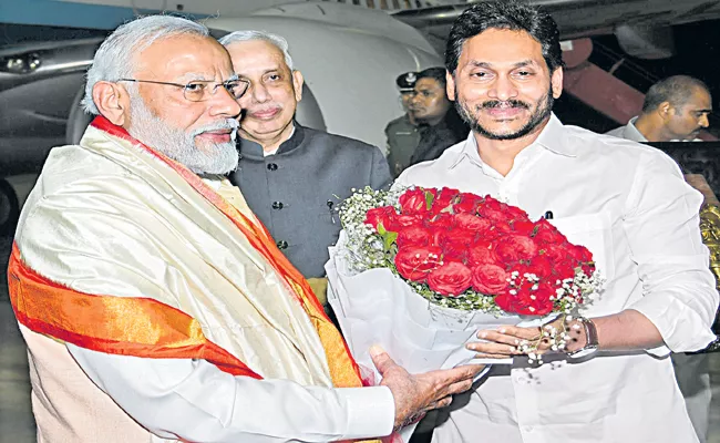 Huge Welcome to PM Narendra Modi By CM YS Jagan At Renigunta - Sakshi