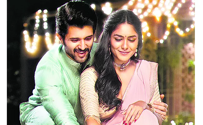 Vijay Devarakonda and Mrunal Thakur Family Star to drop out of Sankranti race - Sakshi