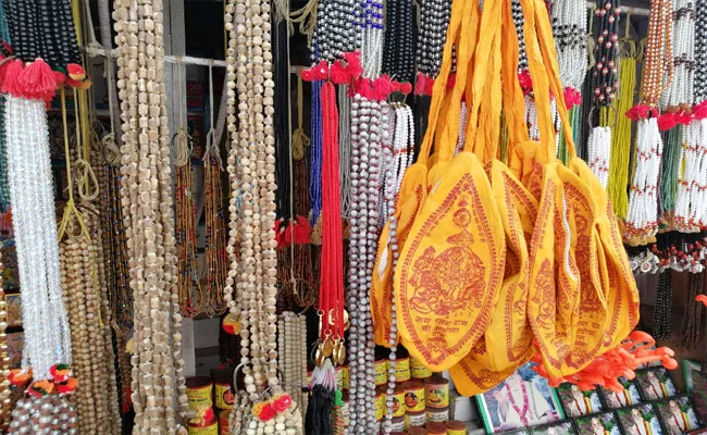 Tulsi Garlands Were Traded in Lakhs in Ayodhya - Sakshi