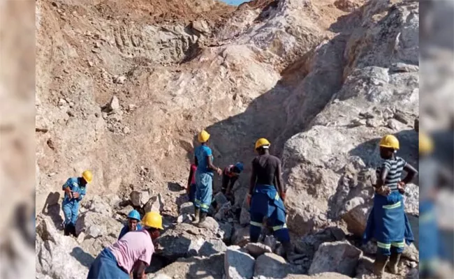 Zimbabwean Women Miners Where Only Women Get Jobs - Sakshi