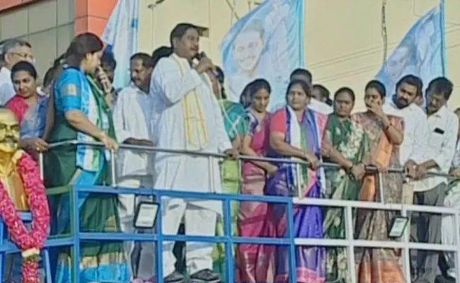 YSRCP Samajika Sadhikara Bus Yatra At Machilipatnam - Sakshi