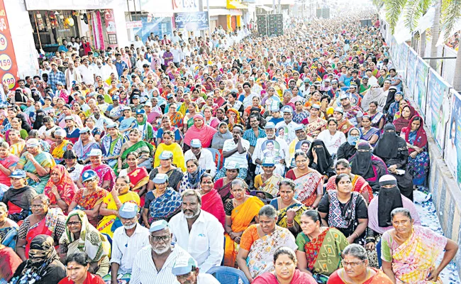 YSRCP Bus Yatra Huge Success At Machilipatnam - Sakshi