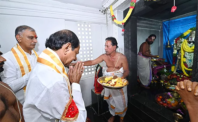 Cm Kcr Visits Konaipally Venkateswara Swamy Temple - Sakshi