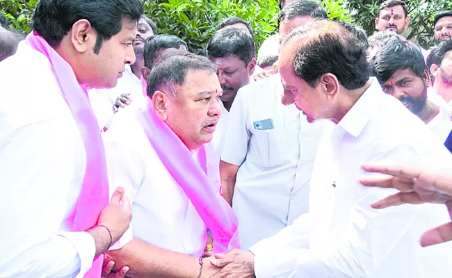 Former Telangana TDP president Gnaneshwar joins BRS - Sakshi