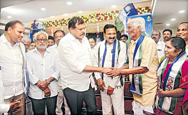 300 TDP workers join YSRCP At Vizianagaram - Sakshi