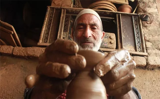 Muslim Family Made Clay Lamps for Diwali - Sakshi