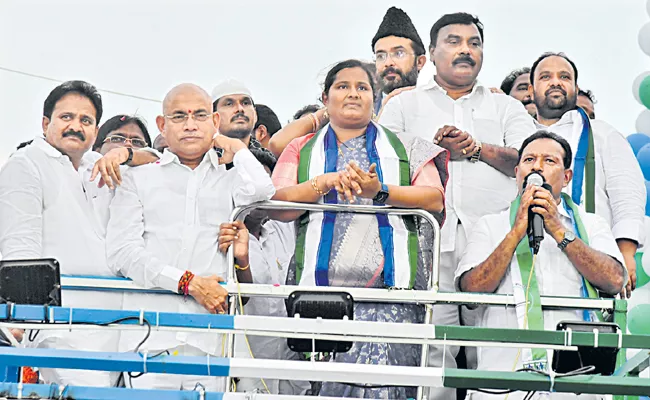 YSRCP Leaders Comments At Samajika Sadhikara Bus Yatra - Sakshi