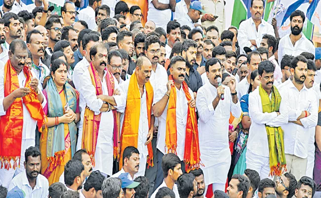 YSRCP Leaders At Dharmavaram Samajika Sadhikara Bus Yatra - Sakshi