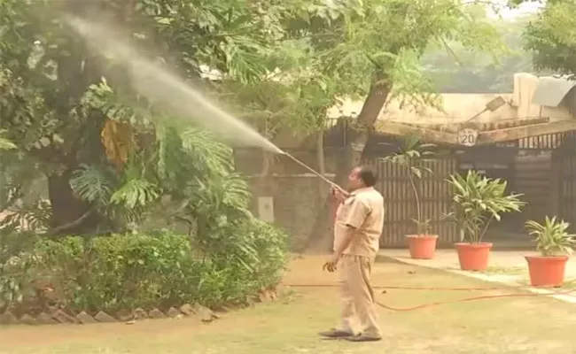 Delhi Zoo Officers Ordered Water Sprinkling on Tree - Sakshi