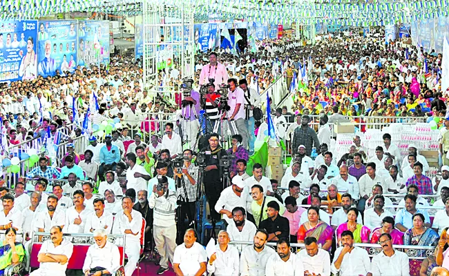 YSRCP Samajika Sadhikara Bus Yatra in Markapuram - Sakshi