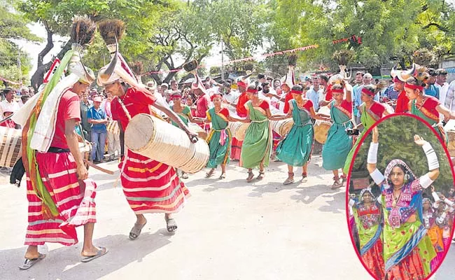 Impressive dances and art forms in political campaigns - Sakshi