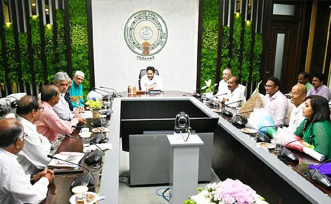 Journalists Meet Cm Jagan At Tadepalli Camp Office - Sakshi