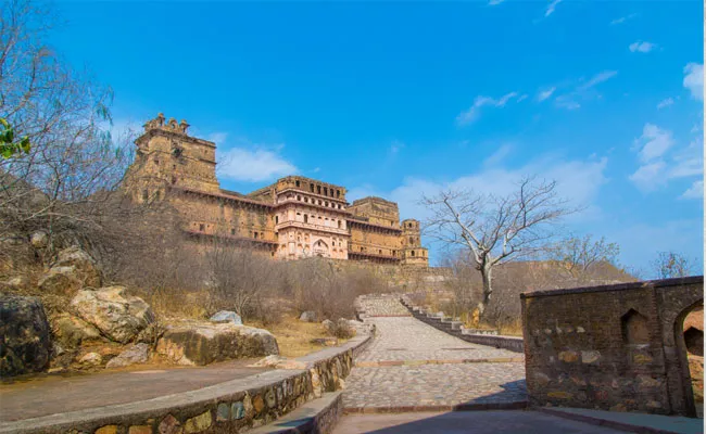 Intresting Things About Mysterious Garhkundar Fort - Sakshi