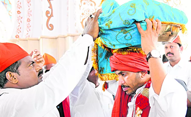 Andhra Pradesh CM Jagan takes part in Urs Mahotsavams at Pedda Dargah in Kadapa - Sakshi