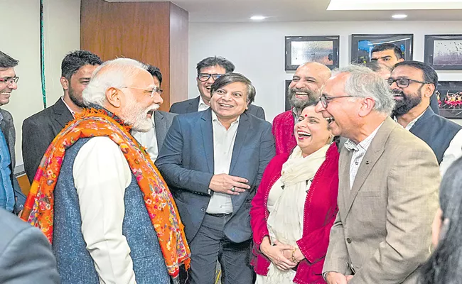 PM Narendra Modi interacts with beneficiaries of Viksit Bharat Sankalp Yatra - Sakshi