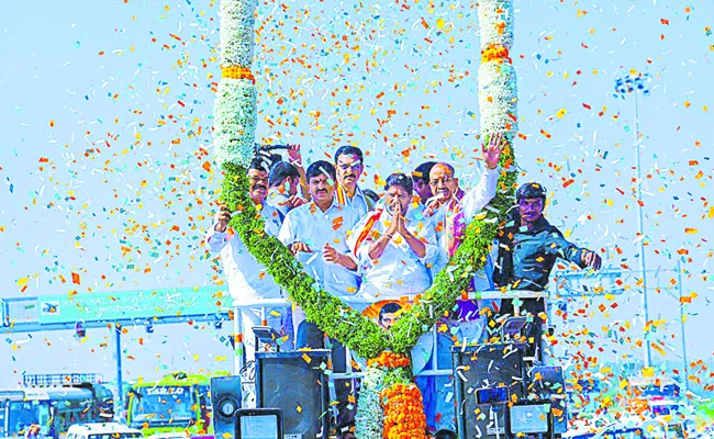 Grand Welcome To 3 Congress Ministers At Khammam - Sakshi