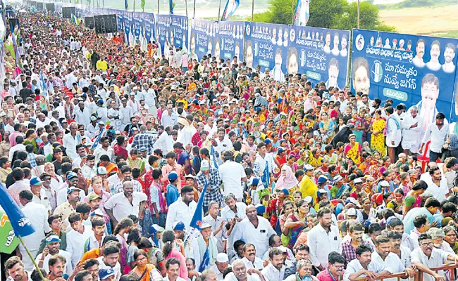 Ysrcp Bus Yatra Huge Success At Kamalapuram - Sakshi