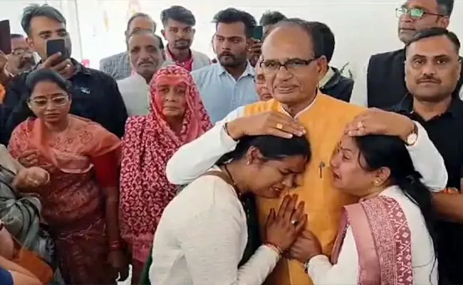 BJP Women Supporters Emotional With Ex CM Shivraj Singh - Sakshi