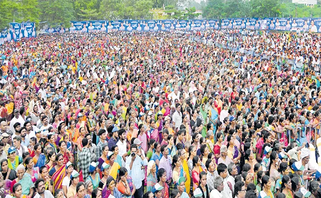 YSRCP Bus Yatra Huge Success At Chodavaram - Sakshi