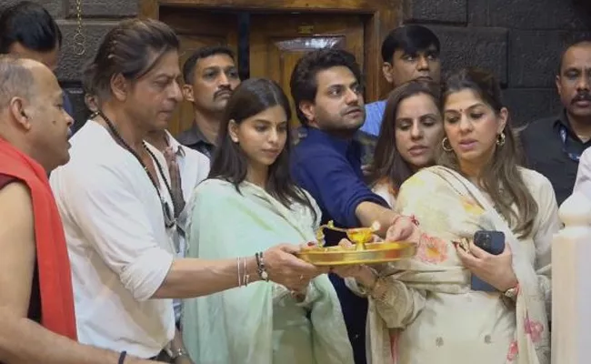 Shah Rukh Khan Visited Shirdi Temple With Daughter - Sakshi