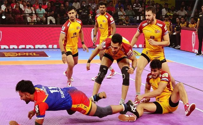 Tamil Thalaivas pull off stunning win over Telugu Titans - Sakshi