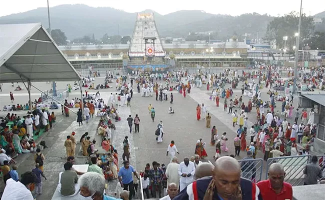 Huge Crowd At Tirupathi - Sakshi