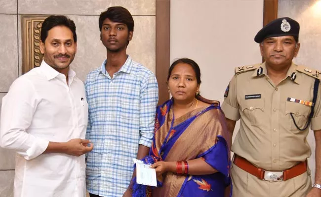 CM YS Jagan Hand Over 30 Lakhs Aid To Constable Satya Kumar family - Sakshi