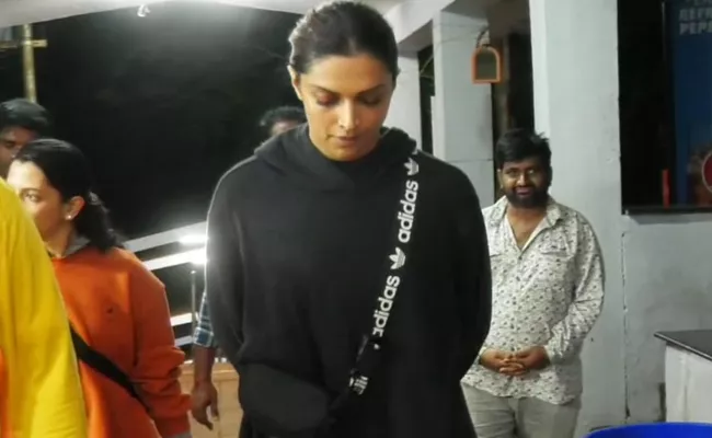 Bollywood Actress Deepika Padukone Visits Tirumala By Walk - Sakshi