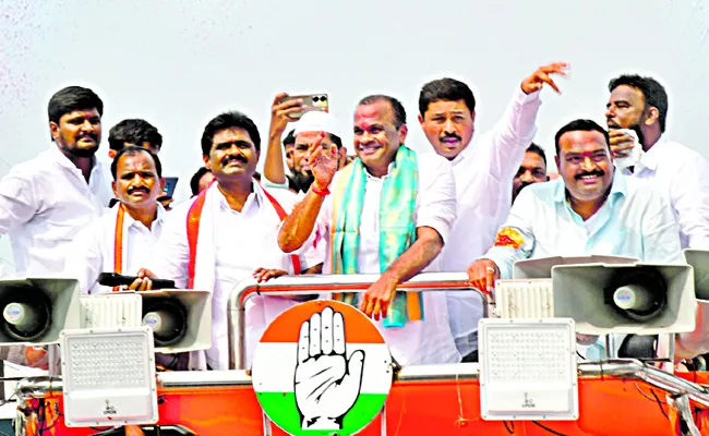 welcome to minister komatireddy in nalgonda by showering flowers with helicopter - Sakshi