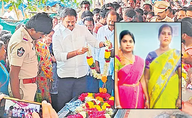 Mother and daughter died in a road accident - Sakshi