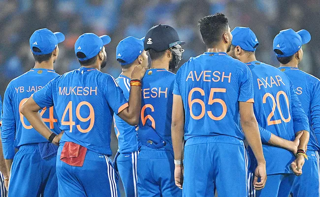 Ind vs Aus 4th T20: Suryakumar Always Love Axar Under Pressure Other Than Toss - Sakshi