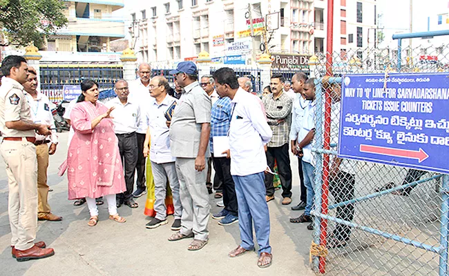 Free Tokens Issuing TTD Allows Vaikuntha Ekadashi darshans - Sakshi