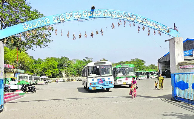 TSRTC earned Rs 21 crore in one day with Mahalakshmi - Sakshi