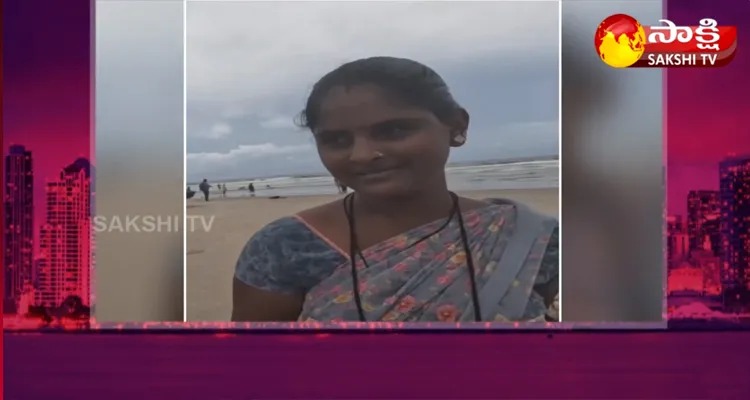 Bracelet Sales Women Speaking Good English At Beach