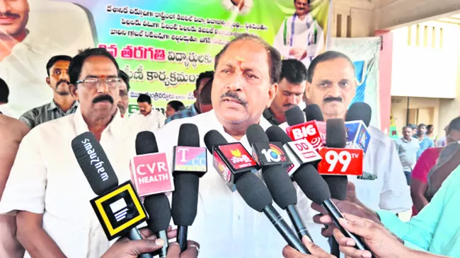 తాడేపల్లిగూడెంలో మాట్లాడుతున్న ఉప ముఖ్యమంత్రి కొట్టు సత్యనారాయణ  - Sakshi