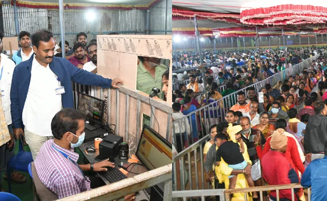 Huge Devotees Rush At Tirumala Amid Vaikunta Dwara Darshan Tokens - Sakshi