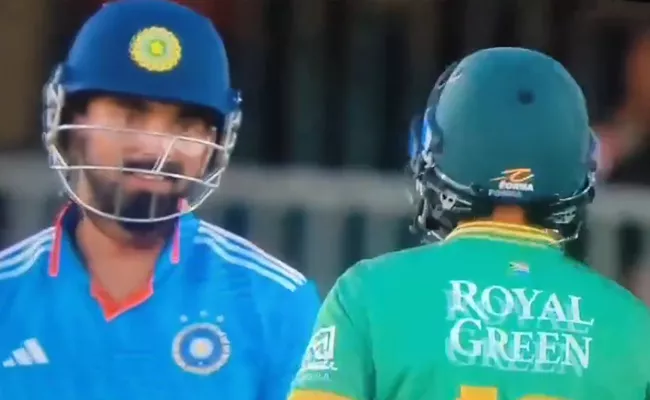 Ind vs SA 3rd ODI KL Rahul Keshav Maharaj Stump Mic Chat Breaks Internet - Sakshi