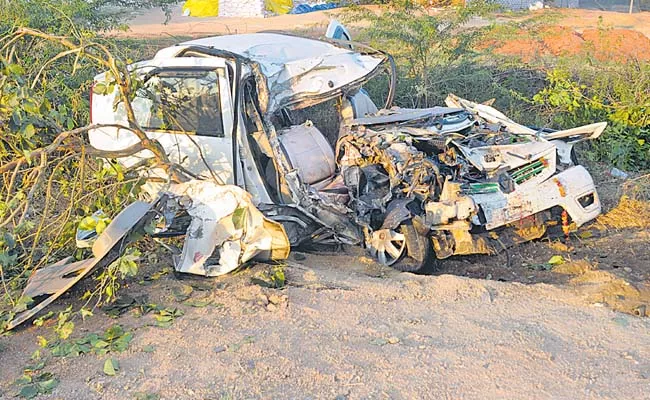 Road accident at Elkaturthi in Hanumakonda district - Sakshi