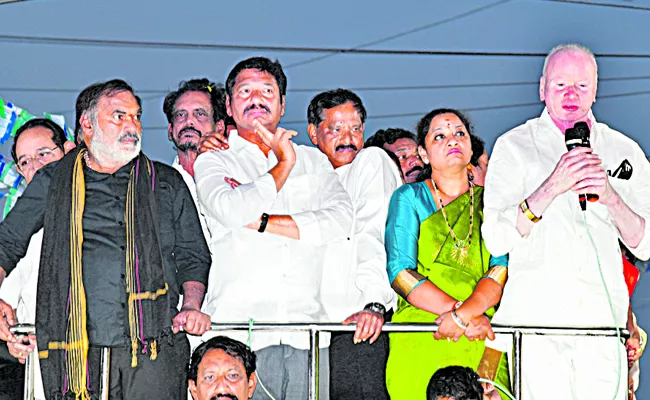 YSRCP Samajika Sadhikara Bus Yatra in Mandapet Constituency - Sakshi