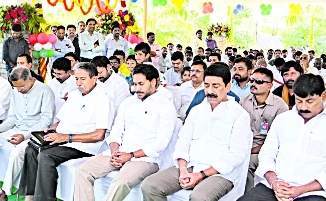 CM YS Jagan Pays Tribute To YS Rajasekhara Reddy at YSR Ghat  - Sakshi