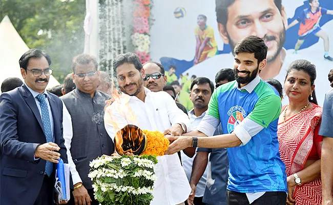 CM YS Jagan Started Aadudam Andhra Program At Guntur - Sakshi