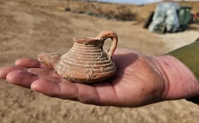 Israel Soldiers Discovered Ancient Lamp Near Gaza - Sakshi