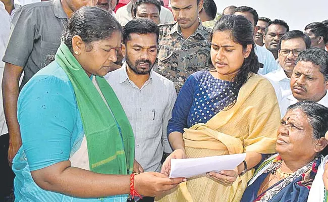 Minister Sitakka paid his respects at Indravelli Stupa - Sakshi